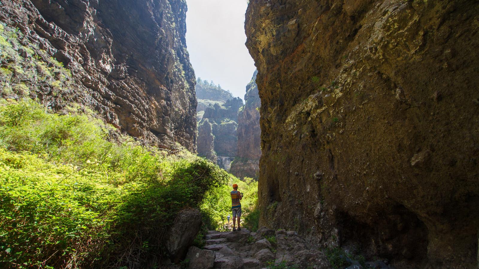 Mountain hiking scenery representing Barranco del Infierno