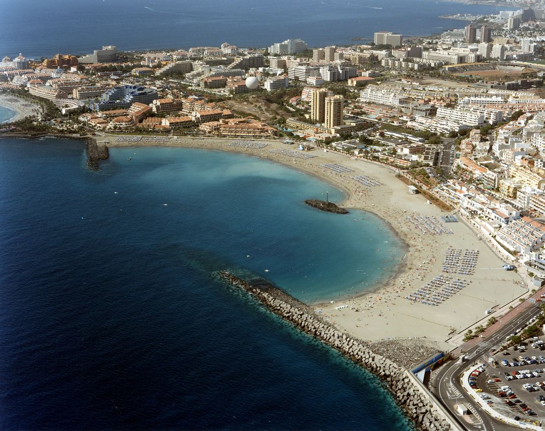 Sandy beach representing Playa de las Vistas in Los Cristianos